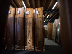 Vista de varios ataúdes almacenados en un cuarto improvisado en París. EFE/J. de Rosa