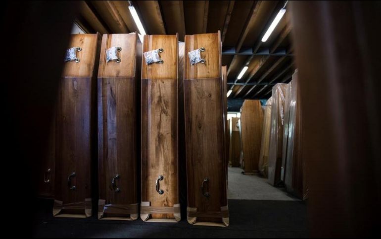 Vista de varios ataúdes almacenados en un cuarto improvisado en París. EFE/J. de Rosa