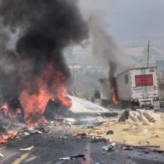 Roban costales de grano tras choque en autopista de Veracruz