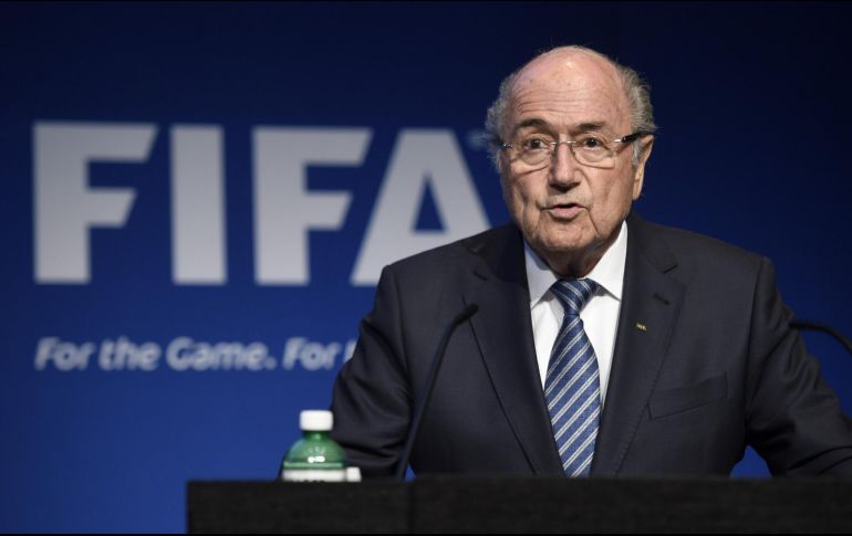 Blatter, dejó su cargo en 2015 al ser acusado de corrupción. AP / ARCHIVO
