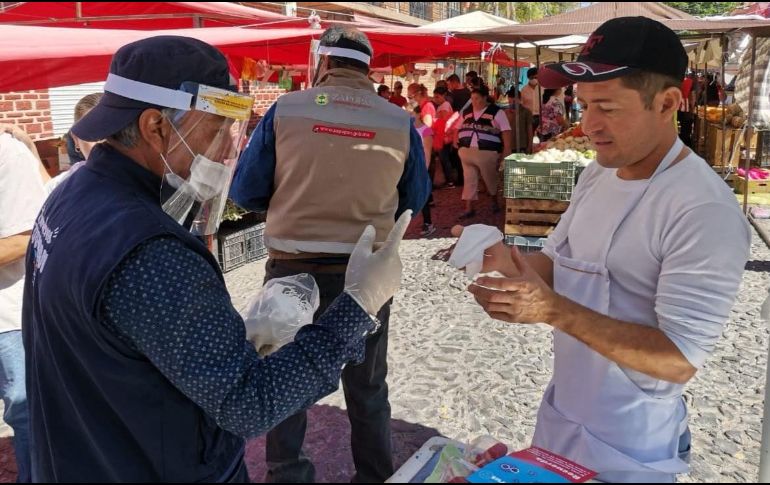 La entrega de tapabocas se lleva a cabo por funcionarios de la Dirección de Tianguis y Comercio en Espacios Abiertos. ESPECIAL / Gobierno de Zapopan