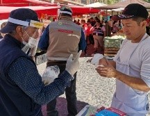 La entrega de tapabocas se lleva a cabo por funcionarios de la Dirección de Tianguis y Comercio en Espacios Abiertos. ESPECIAL / Gobierno de Zapopan