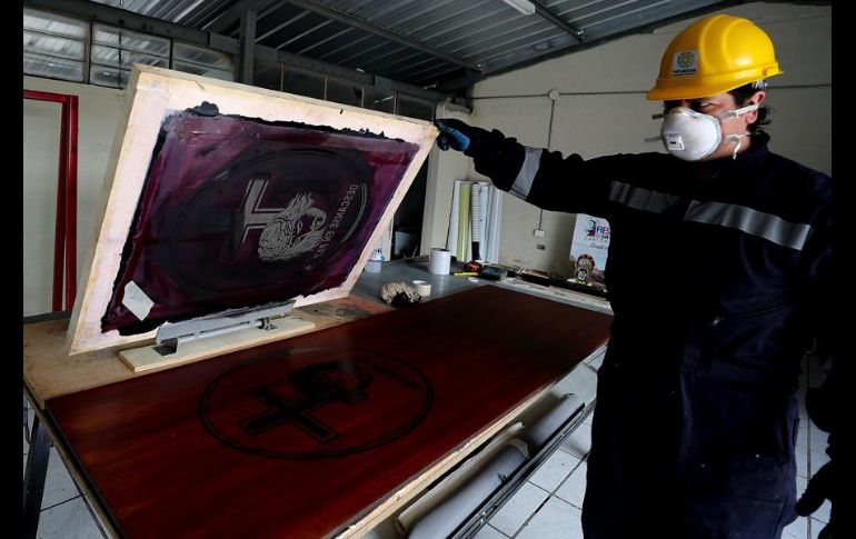 Los féretros son sencillos, de madera, pero con buenos acabados y hasta con un motivo religioso en la tapa. EFE/J. Jácome