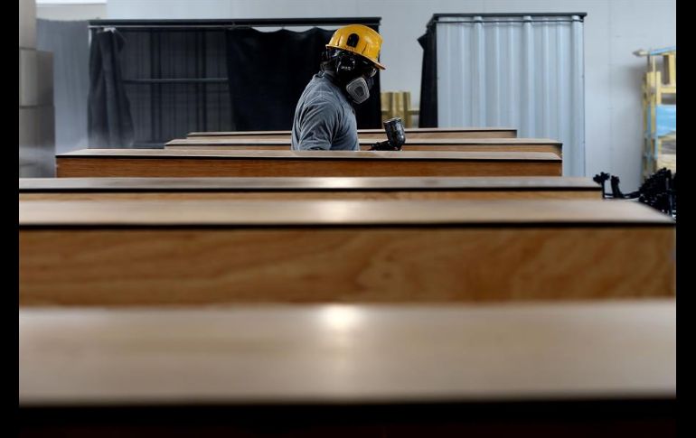 Los féretros son sencillos, de madera, pero con buenos acabados y hasta con un motivo religioso en la tapa. EFE/J. Jácome