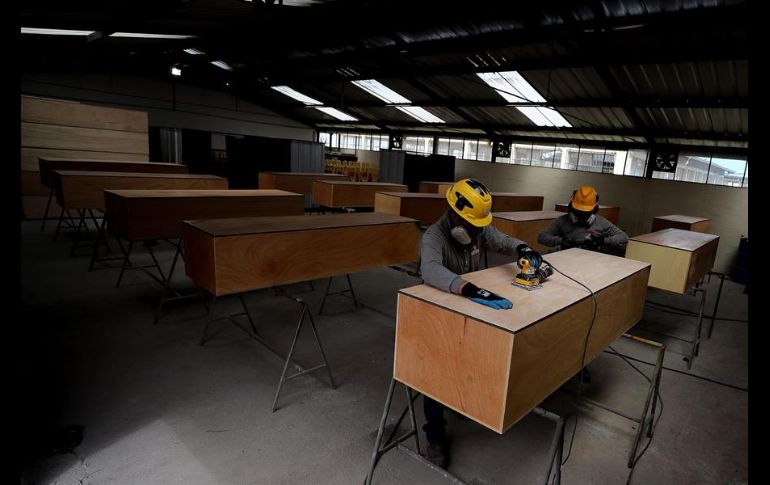 Los féretros son sencillos, de madera, pero con buenos acabados y hasta con un motivo religioso en la tapa. EFE/J. Jácome