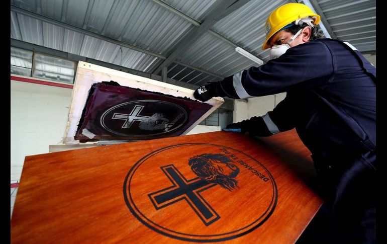 Los féretros son sencillos, de madera, pero con buenos acabados y hasta con un motivo religioso en la tapa. EFE/J. Jácome