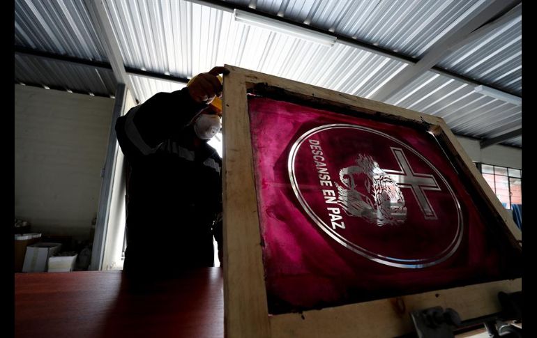 Los féretros son sencillos, de madera, pero con buenos acabados y hasta con un motivo religioso en la tapa. EFE/J. Jácome