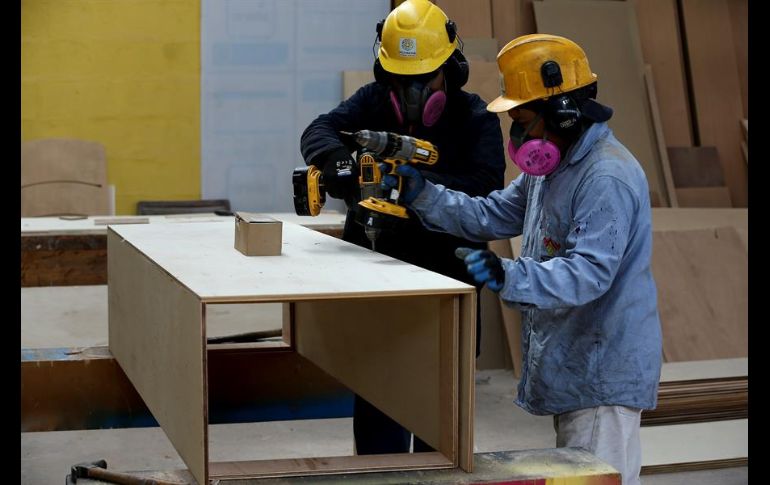 Los féretros son sencillos, de madera, pero con buenos acabados y hasta con un motivo religioso en la tapa. EFE/J. Jácome