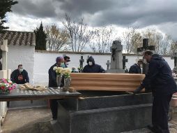 Acuerdan que los cadáveres de personas que murieron por coronavirus se podrán velar y sepultar, manejando adecuadamente todas las acciones de prevención. EFE/J. Arévalo