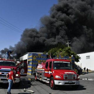 Incendio en pastizal alcanza a empresa de amortiguadores en El Salto