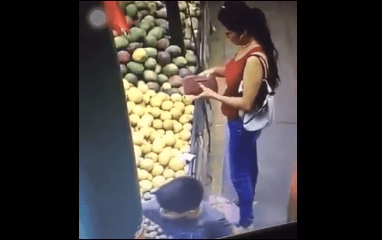 El robo fue captado por las cámaras de vigilancia de un locatario. ESPECIAL