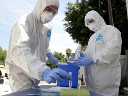 En los tres laboratorios certificados por el Instituto de Diagnóstico y Referencia Epidemiológica (InDRE) de la UdeG se levantaron 32 muestras este miércoles. AFP / ARCHIVO