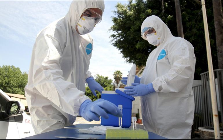 En los tres laboratorios certificados por el Instituto de Diagnóstico y Referencia Epidemiológica (InDRE) de la UdeG se levantaron 32 muestras este miércoles. AFP / ARCHIVO