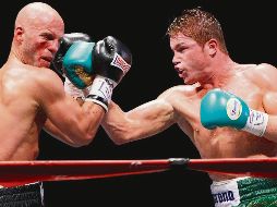 COMBATE. Saúl Álvarez venció por nocaut a Ryan Rhodes en 2011, lo que marcó la última pelea del tapatío en tierras jaliscienses. EFE