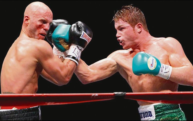 COMBATE. Saúl Álvarez venció por nocaut a Ryan Rhodes en 2011, lo que marcó la última pelea del tapatío en tierras jaliscienses. EFE