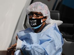Una integrante del equipo médico de un centro en Brooklyn, en la ciudad de Nueva York, toma una pausa afuera del área especial de recepción de enfermos de COVID-19. AFP/S. Platt