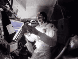 El comandante de Apollo 13, Jim Lovell, selecciona música en una grabadora portátil mientras, a la derecha, Jack Swigert toma una siesta. NASA / ANDY SAUNDERS / STEPHEN SLATER