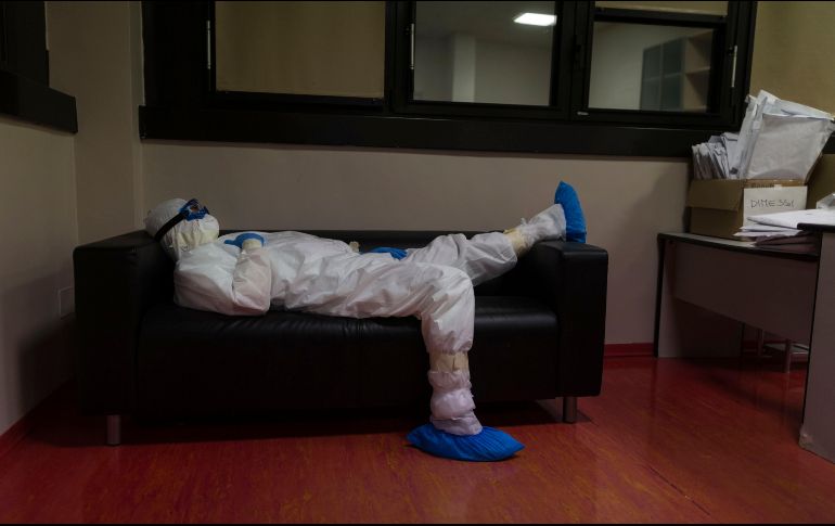 El médico Giovanni Passeri toma un descanso tras terminar su ronda en el turno nocturno del área para enfermos de COVID-19 en el hospital Maggiore, en Parma, en el norte de Italia. AP/D. Stinellis