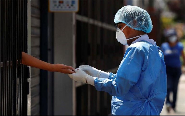 Trabajadores del ministerio de Salud toman muestras a domicilio para pruebas de coronavirus en Lima. EFE/ P. Aguilar