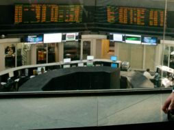 De las 538 emisoras que cotizaron en esta jornada, 303 cerraron con sus precios al alza, 212 tuvieron pérdidas y 23 cerraron sin cambio. NTX/ARCHIVO