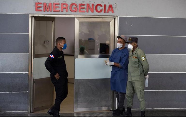 Personal de seguridad controla el acceso al hospital Moscoso Puello donde varias personas fueron ingresadas por consumo de clerén adulterado. EFE/O. Barría