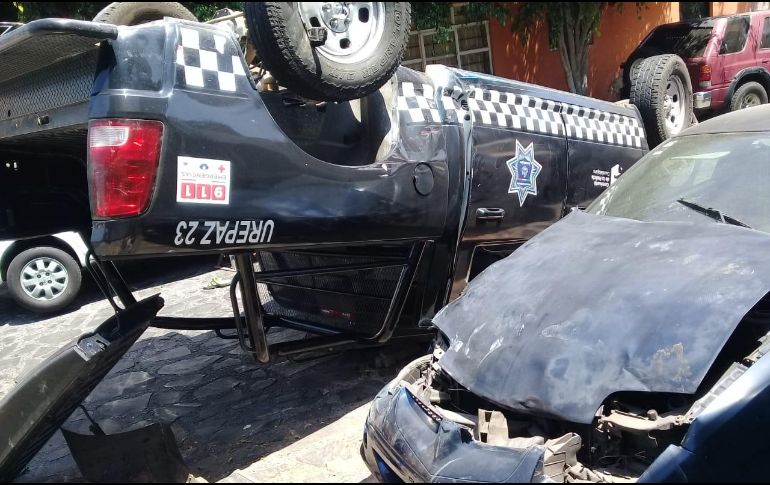 La patrulla terminó volcada sobre su toldo tras el impacto. ESPECIAL