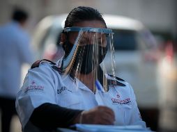 Una oficial de seguridad privada trabaja protegida por una careta y un cubrebocas. EL INFORMADOR/F. Atilano