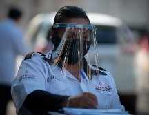 Una oficial de seguridad privada trabaja protegida por una careta y un cubrebocas. EL INFORMADOR/F. Atilano