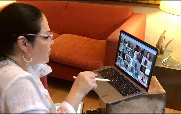 Mónica Fernández Balboa participa en una reunión virtual con senadores. TWITTER/@monicaferbal