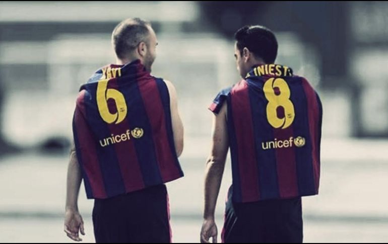 HISTÓRICOS. La dupla que formaron Andrés Iniesta y Xavi Hernández en el Barcelona fue algo que el Club catalán guardará en sus libros de historia. TWITTER/@fcbarcelonaes