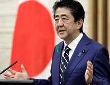 ''Nos estamos moviendo rápidamente para dar dinero en metálico a toda la población'', dijo el primer ministro Shinzo Abe, para explicar su decisión y ampliar el estado de urgencia a todo el país. AFP / K. Ota