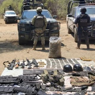 Aseguran fusiles, cartuchos y droga en Huetamo, Michoacán