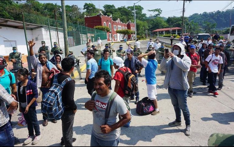 Fotografía fechada el 6 de abril de 2020 que muestra a migrantes retenidos por elementos de la Guardia Nacional en las cercanías del albergue Siglo XXI. EFE/J. Blanco