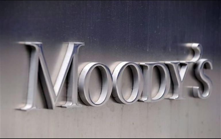 Foto del logo de la agencia de calificación Moody's en la fachada de su sede en Nueva York. EFE/A. Gombert