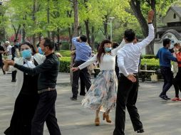 La ciudad china de Hong Kong gestionó la primera ola de contagios por coronavirus sin recurrir a un confinamiento total, al optar por un aumento del número de test. EFE/W. Hong