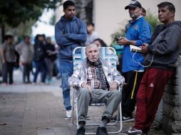 Adultos mayores esperan en fila para poder cobrar su jubilación en un Banco de San Justo, en la provincia de Buenos Aires. EFE/J. Roncoroni