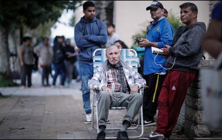 Adultos mayores esperan en fila para poder cobrar su jubilación en un Banco de San Justo, en la provincia de Buenos Aires. EFE/J. Roncoroni