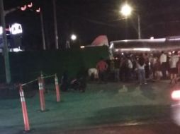 Luego de ser impactado por un camión de carga pesada, el autobús terminó sobre su costado izquierdo. ESPECIAL