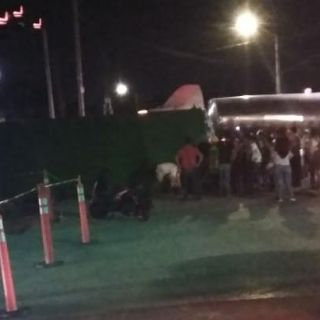 Vuelca camión del transporte público en Periférico Oriente