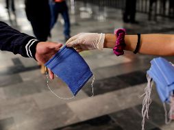 Las autoridades municipales podrán multar a los negocios que sean laxos con la obligatoriedad de las mascarillas. AP/F. Llano