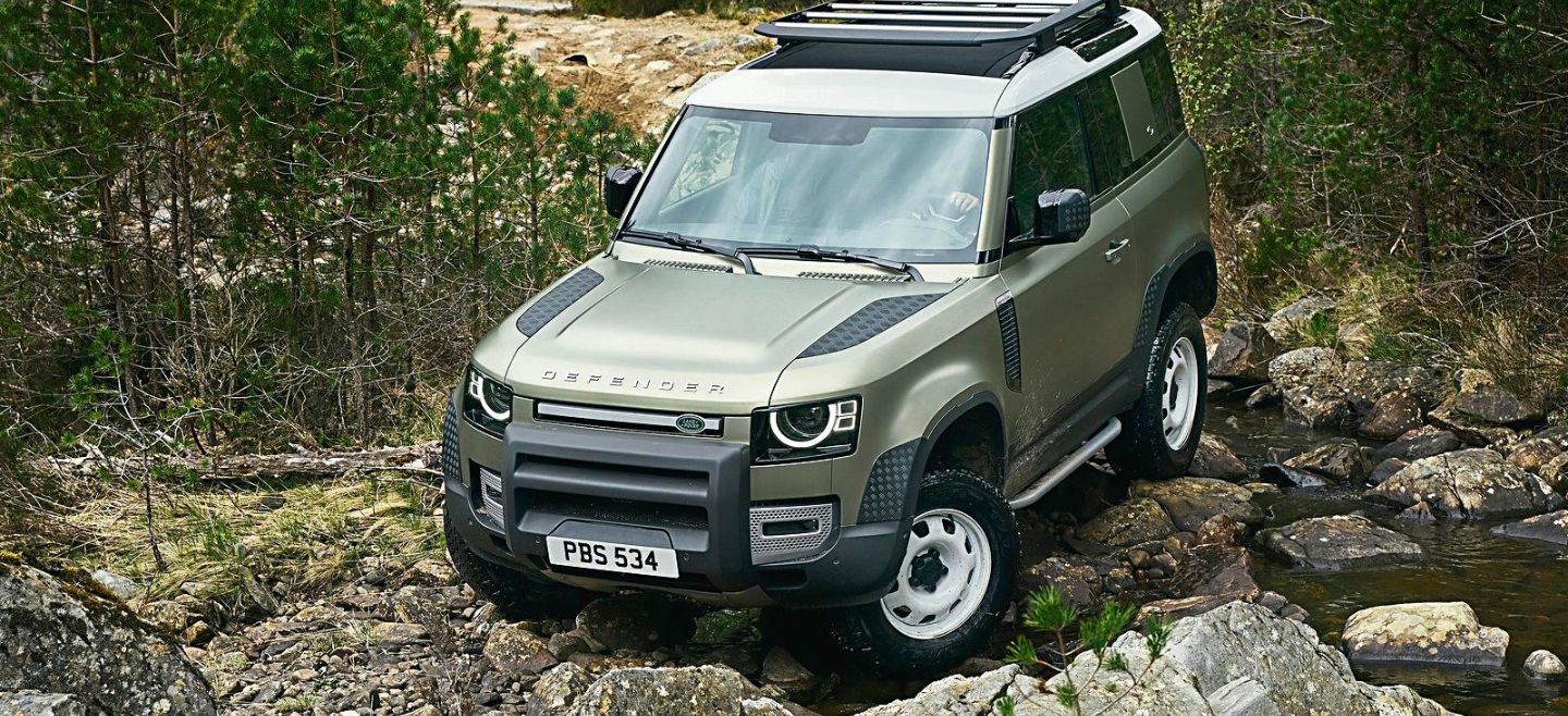Land Rover Defender. El lujo y la capacidad no suelen ir de la mano, pero esta SUV logra conjuntar estas dos virtudes. ESPECIAL