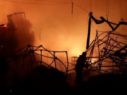 El fuego inició alrededor de las 21:30 horas y estuvo activo durante varias horas. EFE / ARCHIVO