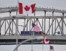 En condiciones normales, según cifras oficiales, más de 400 mil personas cruzan cada día la frontera más extensa del mundo con casi ocho mil 900 kilómetros. AFP / G. Robbins