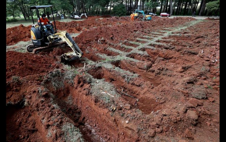 La calma y el silencio del camposanto de Vila Formosa han sido interrumpidos por el ruido de las excavadoras hidráulicas que empezaron a abrir alrededor de mil 200 nuevas tumbas. EFE/F. Bizerra