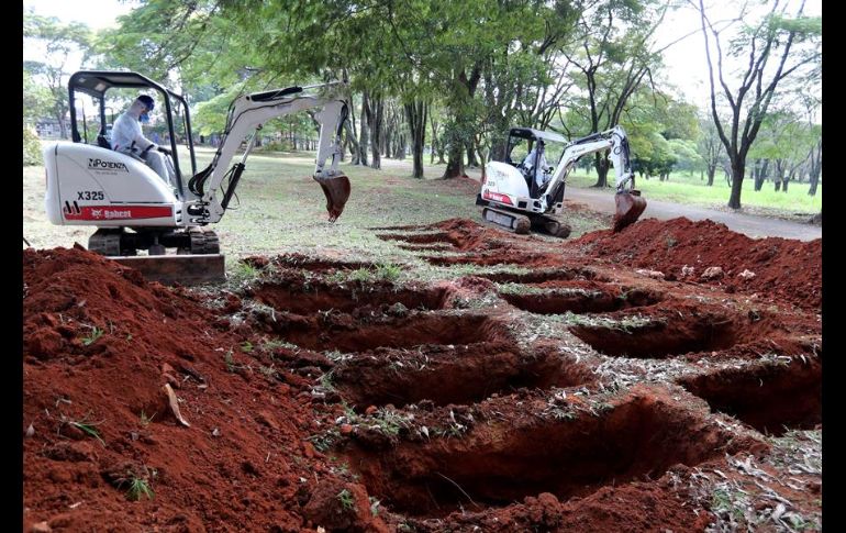 La calma y el silencio del camposanto de Vila Formosa han sido interrumpidos por el ruido de las excavadoras hidráulicas que empezaron a abrir alrededor de mil 200 nuevas tumbas. EFE/F. Bizerra