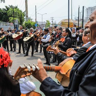 Mariachis cantan a médicos que luchan contra el COVID-19 en Acapulco