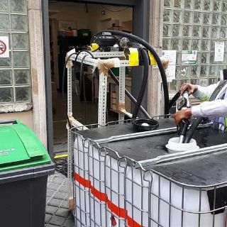 Una fábrica de gel desinfectante florece en plena calle de París