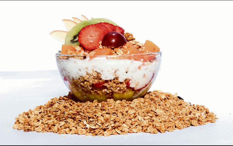 AVENA. Disfruta de este alimento en su platillo más popular: porridge, combínalo con tus frutas favoritas y ten un delicioso y saludable desayuno. Pixabay