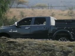 En las inmediaciones del Colinas de Santa Anita quedó abandonada una camioneta negra con varios impactos de bala. CORTESÍA