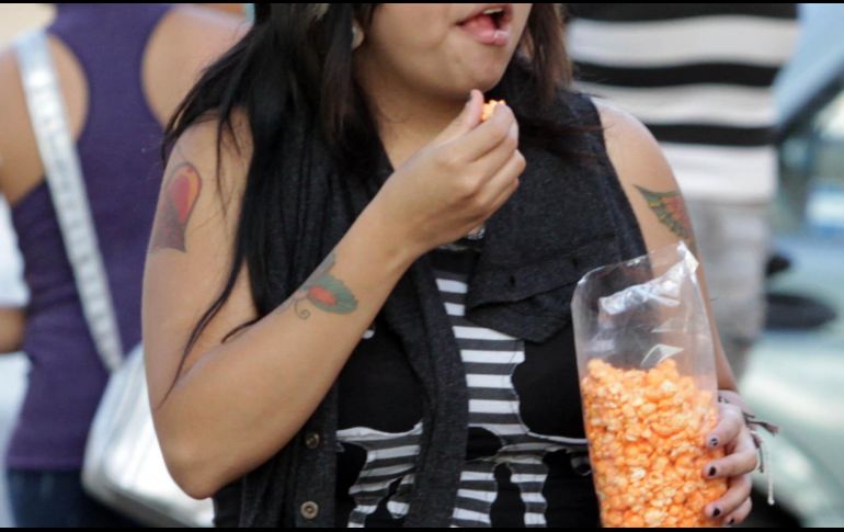 Señalan que esto explica porque en países como México el COVID-19 ha afectado más a personas en edad productiva. EL INFORMADOR / ARCHIVO